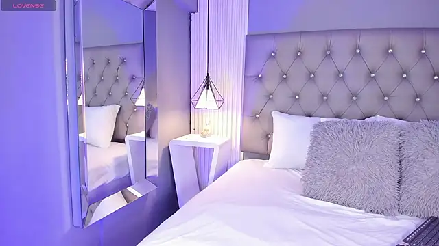 LunaBloomn online show from 12/20/25, 05:05