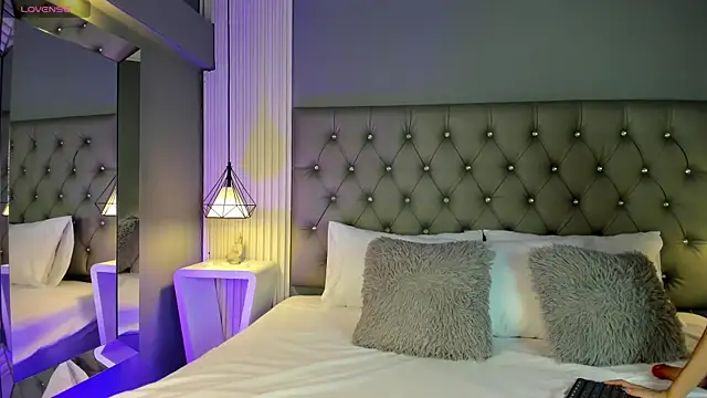 Snapshot of LunaBloomn chatting on 10/28/25, 05:12 LunaBloomn online show from 10/28/25, 05:12