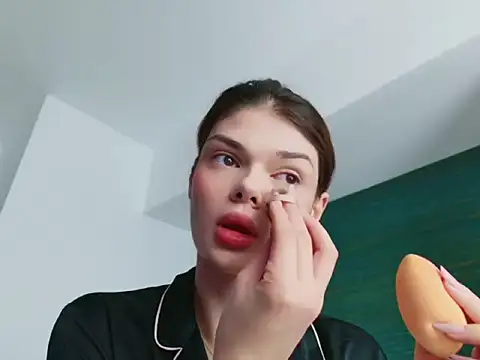 selenatress online show from 10/17/25, 11:01