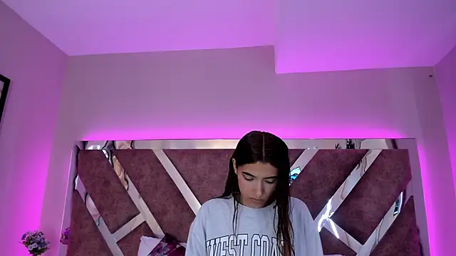 Snapshot of CarolinaaGomezz chatting on 12/14/25, 01:06 CarolinaaGomezz online show from 12/14/25, 01:06