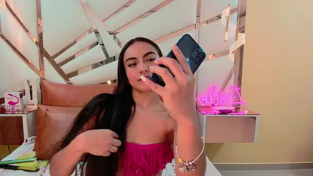 Snapshot of Leslie_Bussh_ chatting on 12/17/25, 12:10 Leslie Bussh online show from 12/17/25, 12:10