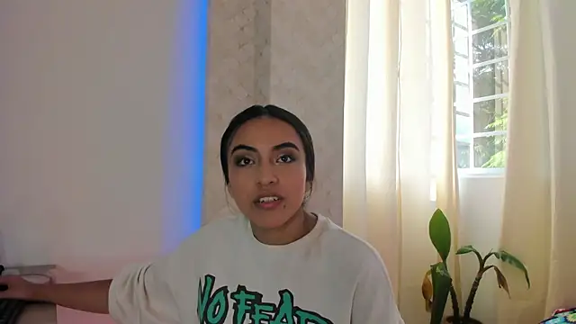 Snapshot of Leslie_Bussh_ chatting on 11/21/25, 07:57 Leslie Bussh online show from 11/21/25, 07:57