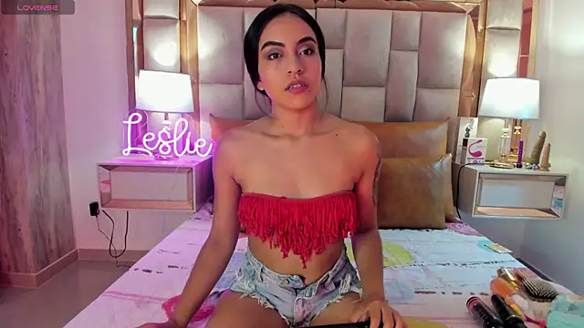 Snapshot of Leslie_Bussh_ chatting on 10/26/25, 12:16 Leslie Bussh online show from 10/26/25, 12:16