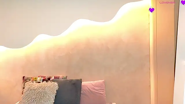 Kloee 12 online show from 10/24/25, 12:26