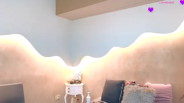 Kloee 12 online show from 10/23/25, 12:48