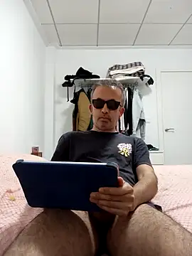 Snapshot of EmilioTaladdro chatting on 05/13/26, 08:16 EmilioTaladdro online show from 05/13/26, 08:16