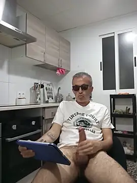 Snapshot of EmilioTaladdro chatting on 05/19/26, 08:27 EmilioTaladdro online show from 05/19/26, 08:27