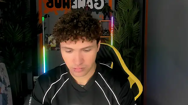 Snapshot of JonnyDarka chatting on 11/28/25, 08:25 JonnyDarka online show from 11/28/25, 08:25