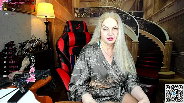 Nina Devillle online show from 04/05/26, 11:00