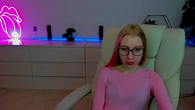 Snapshot of Alina_Blonde chatting on 10/07/25, 05:41 Alina Blonde online show from 10/07/25, 05:41