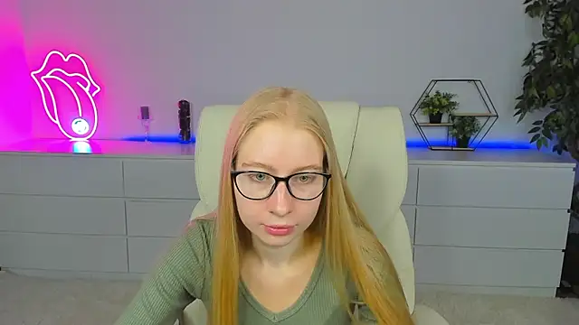 Snapshot of Alina_Blonde chatting on 09/13/25, 05:40 Alina Blonde online show from 09/13/25, 05:40