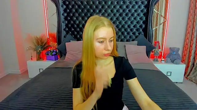 Snapshot of Alina_Blonde chatting on 06/20/26, 05:34 Alina Blonde online show from 06/20/26, 05:34