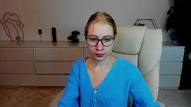 Snapshot of Alina_Blonde chatting on 09/17/25, 05:42 Alina Blonde online show from 09/17/25, 05:42