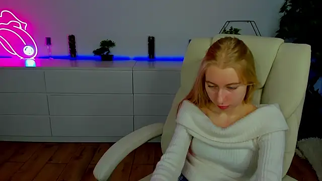 Snapshot of Alina_Blonde chatting on 11/03/25, 06:40 Alina Blonde online show from 11/03/25, 06:40