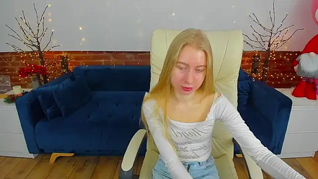 Snapshot of Alina_Blonde chatting on 12/18/25, 06:40 Alina Blonde online show from 12/18/25, 06:40