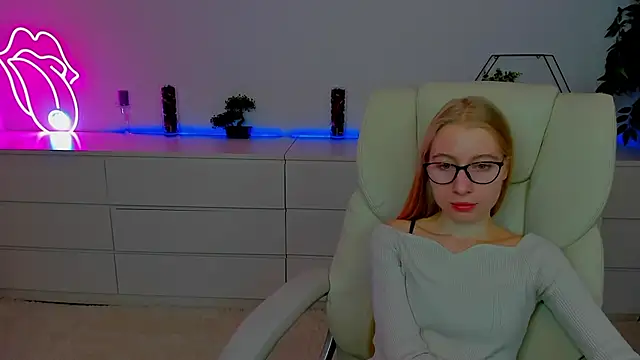 Snapshot of Alina_Blonde chatting on 10/08/25, 05:42 Alina Blonde online show from 10/08/25, 05:42