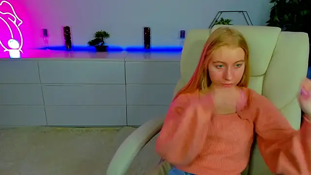 Snapshot of Alina_Blonde chatting on 10/12/25, 05:42 Alina Blonde online show from 10/12/25, 05:42