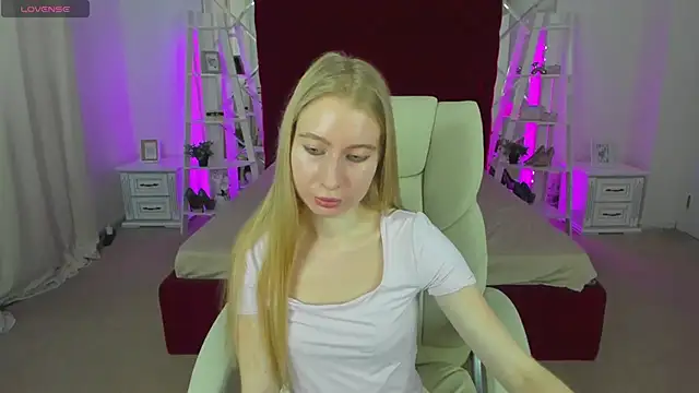 Snapshot of Alina_Blonde chatting on 06/21/26, 05:35 Alina Blonde online show from 06/21/26, 05:35
