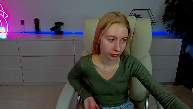 Snapshot of Alina_Blonde chatting on 10/16/25, 05:38 Alina Blonde online show from 10/16/25, 05:38