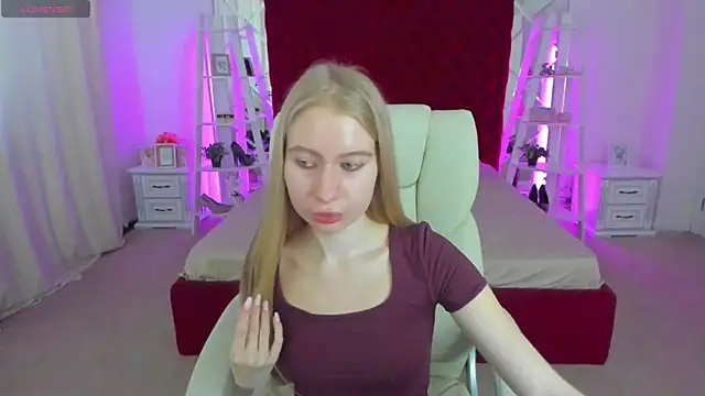 Snapshot of Alina_Blonde chatting on 07/11/26, 05:41 Alina Blonde online show from 07/11/26, 05:41