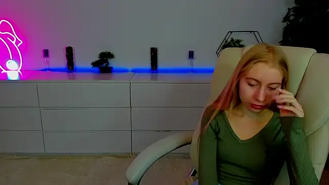 Snapshot of Alina_Blonde chatting on 10/15/25, 05:39 Alina Blonde online show from 10/15/25, 05:39