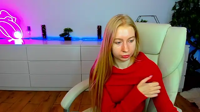 Snapshot of Alina_Blonde chatting on 11/08/25, 07:01 Alina Blonde online show from 11/08/25, 07:01