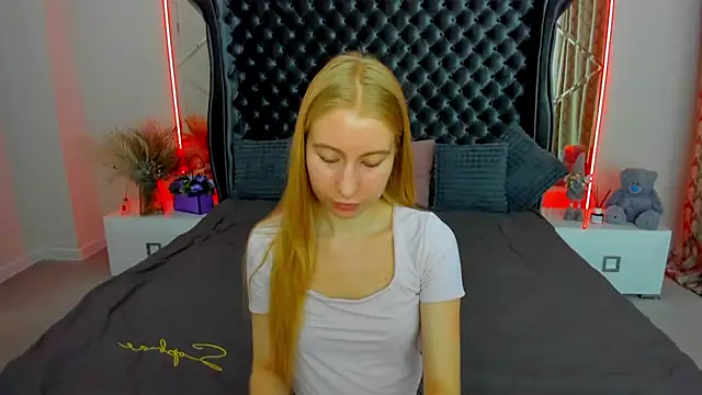 Snapshot of Alina_Blonde chatting on 07/04/26, 05:36 Alina Blonde online show from 07/04/26, 05:36