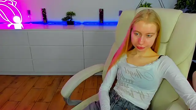 Snapshot of Alina_Blonde chatting on 11/24/25, 06:35 Alina Blonde online show from 11/24/25, 06:35