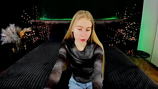 Snapshot of Alina_Blonde chatting on 09/14/25, 12:05 Alina Blonde online show from 09/14/25, 12:05