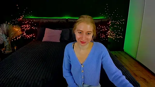 Snapshot of Alina_Blonde chatting on 09/20/25, 05:45 Alina Blonde online show from 09/20/25, 05:45