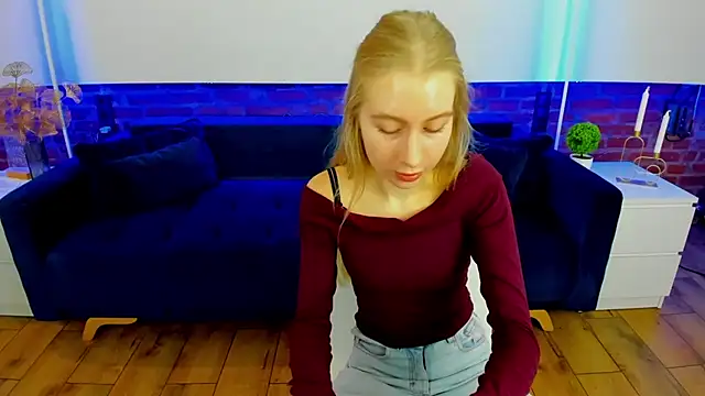 Snapshot of Alina_Blonde chatting on 10/29/25, 06:34 Alina Blonde online show from 10/29/25, 06:34