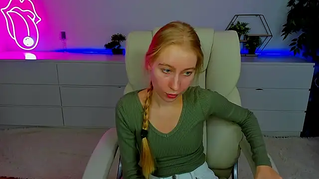 Snapshot of Alina_Blonde chatting on 10/01/25, 12:09 Alina Blonde online show from 10/01/25, 12:09