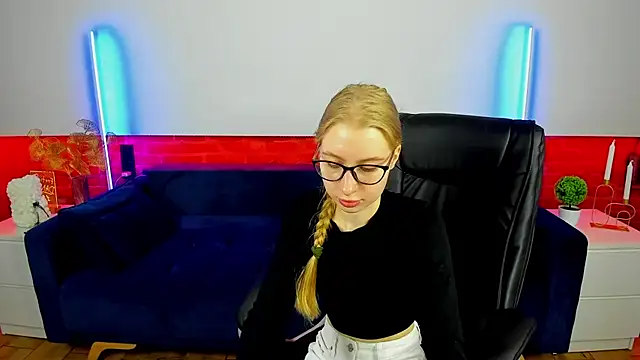 Snapshot of Alina_Blonde chatting on 09/30/25, 05:35 Alina Blonde online show from 09/30/25, 05:35