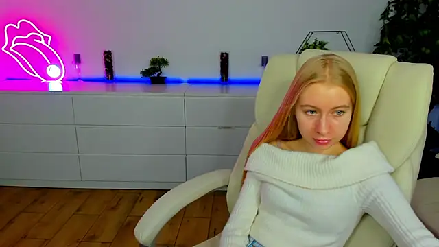 Snapshot of Alina_Blonde chatting on 11/10/25, 06:51 Alina Blonde online show from 11/10/25, 06:51