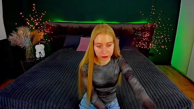 Snapshot of Alina_Blonde chatting on 10/11/25, 05:41 Alina Blonde online show from 10/11/25, 05:41