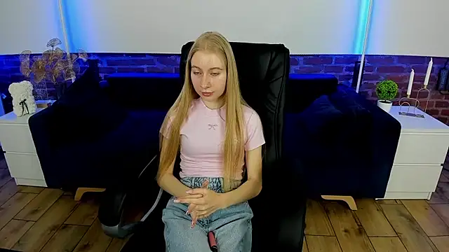 Snapshot of Alina_Blonde chatting on 09/11/25, 08:47 Alina Blonde online show from 09/11/25, 08:47