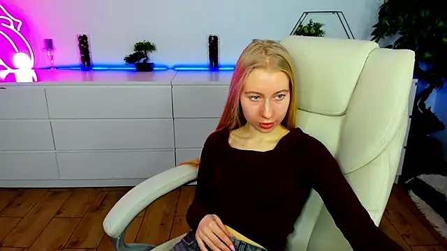 Snapshot of Alina_Blonde chatting on 11/30/25, 06:47 Alina Blonde online show from 11/30/25, 06:47