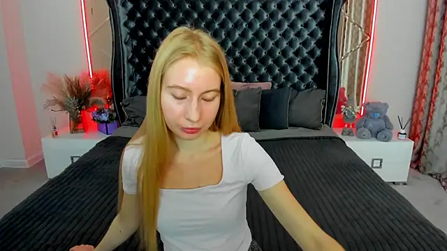 Snapshot of Alina_Blonde chatting on 06/04/26, 05:34 Alina Blonde online show from 06/04/26, 05:34