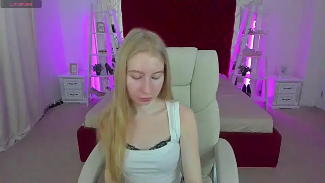 Snapshot of Alina_Blonde chatting on 07/09/26, 05:41 Alina Blonde online show from 07/09/26, 05:41