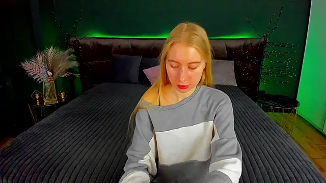 Snapshot of Alina_Blonde chatting on 10/09/25, 05:41 Alina Blonde online show from 10/09/25, 05:41