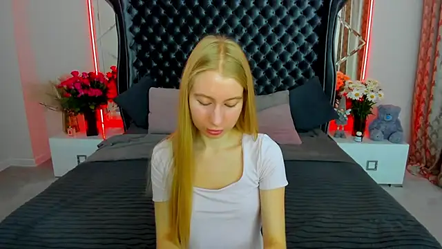 Snapshot of Alina_Blonde chatting on 06/27/26, 05:57 Alina Blonde online show from 06/27/26, 05:57