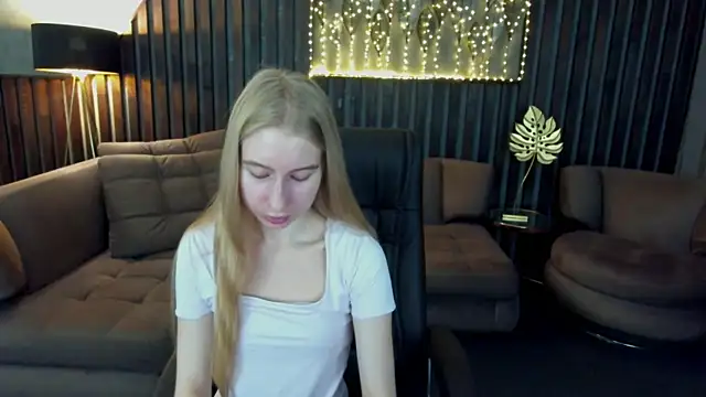 Snapshot of Alina_Blonde chatting on 07/17/26, 05:37 Alina Blonde online show from 07/17/26, 05:37