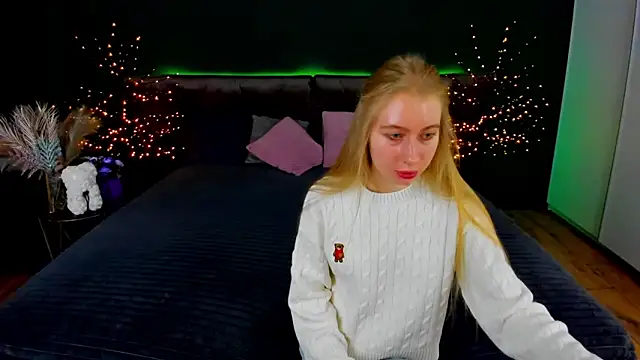 Snapshot of Alina_Blonde chatting on 10/30/25, 06:34 Alina Blonde online show from 10/30/25, 06:34