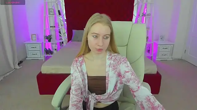 Snapshot of Alina_Blonde chatting on 06/14/26, 05:41 Alina Blonde online show from 06/14/26, 05:41
