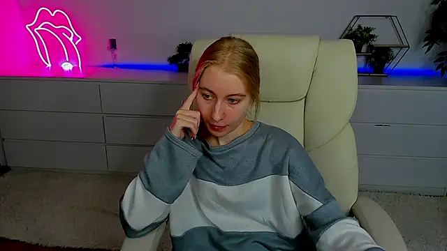 Snapshot of Alina_Blonde chatting on 09/26/25, 05:36 Alina Blonde online show from 09/26/25, 05:36