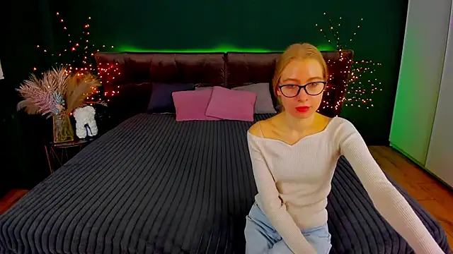 Snapshot of Alina_Blonde chatting on 10/19/25, 05:43 Alina Blonde online show from 10/19/25, 05:43