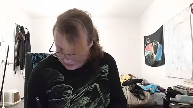 Snapshot of tbutchrat chatting on 10/18/25, 04:25 tbutchrat online show from 10/18/25, 04:25