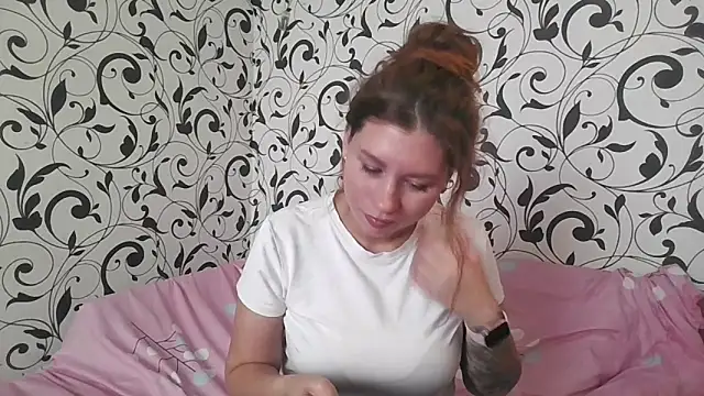 Snapshot of YourEmilie chatting on 10/08/25, 08:05 YourEmilie online show from 10/08/25, 08:05
