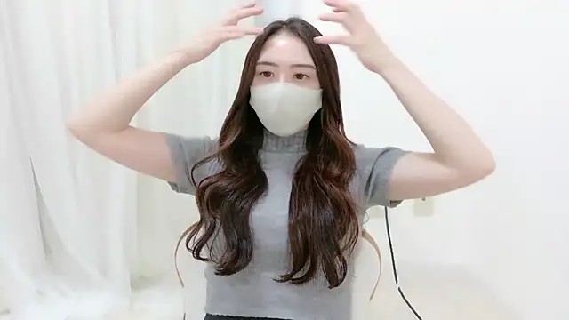  Mia land  online show from 10/25/25, 01:12