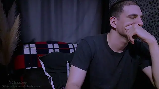 Snapshot of ObeyLust chatting on 10/22/25, 02:33 ObeyLust online show from 10/22/25, 02:33